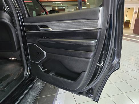 Used 2024 Jeep Wagoneer Series II w/ Flexible Seating Group image 18