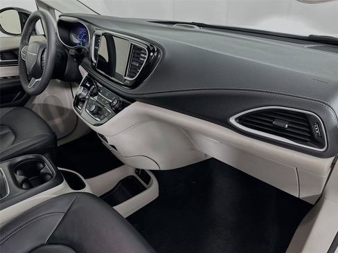 Used 2024 Chrysler Pacifica Select image 30