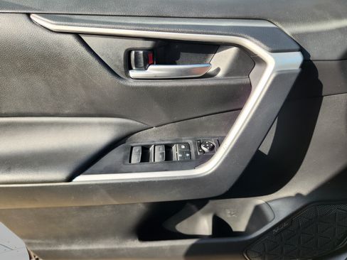Used 2025 Toyota RAV4 XLE FWD image 17