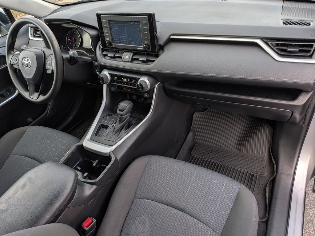 Used 2022 Toyota RAV4 XLE w/ Convenience Package FWD image 30