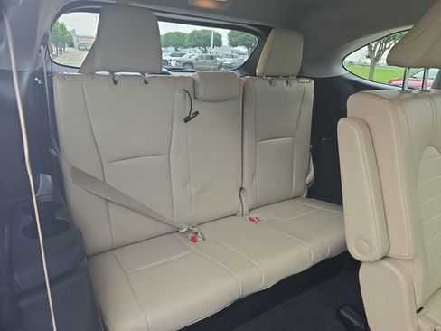 Used 2023 Toyota Highlander XLE FWD image 13