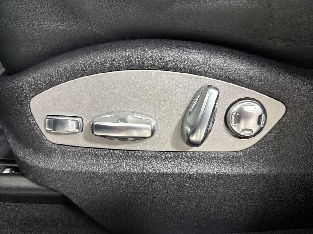 Certified 2026 Porsche Macan AWD/4WD image 41