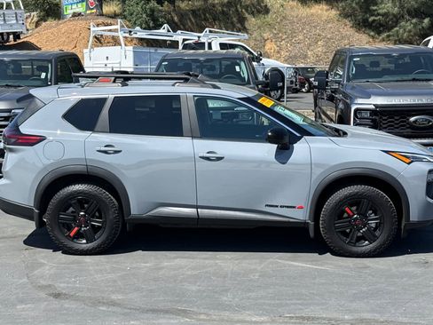 Used 2025 Nissan Rogue SV AWD/4WD image 3