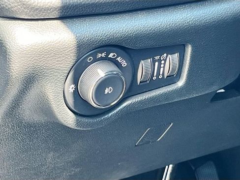 Used 2025 Chrysler Pacifica Limited FWD image 10
