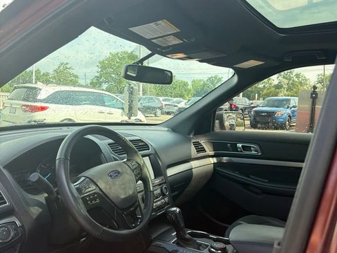 Used 2018 Ford Explorer XLT w/ XLT Appearance Package AWD/4WD image 9