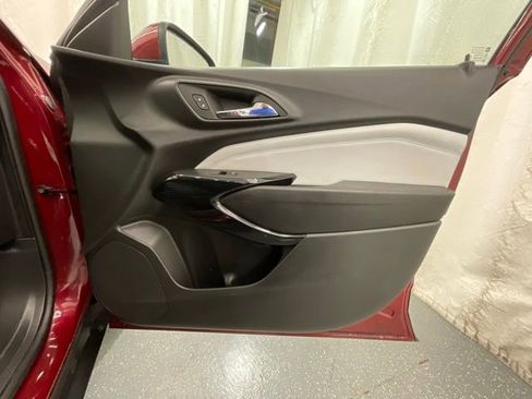 Used 2025 Chevrolet Trax LT w/ LT Convenience Package FWD image 22