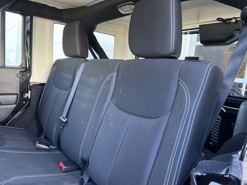 Used 2016 Jeep Wrangler Unlimited Rubicon w/ Connectivity Group AWD/4WD image 20