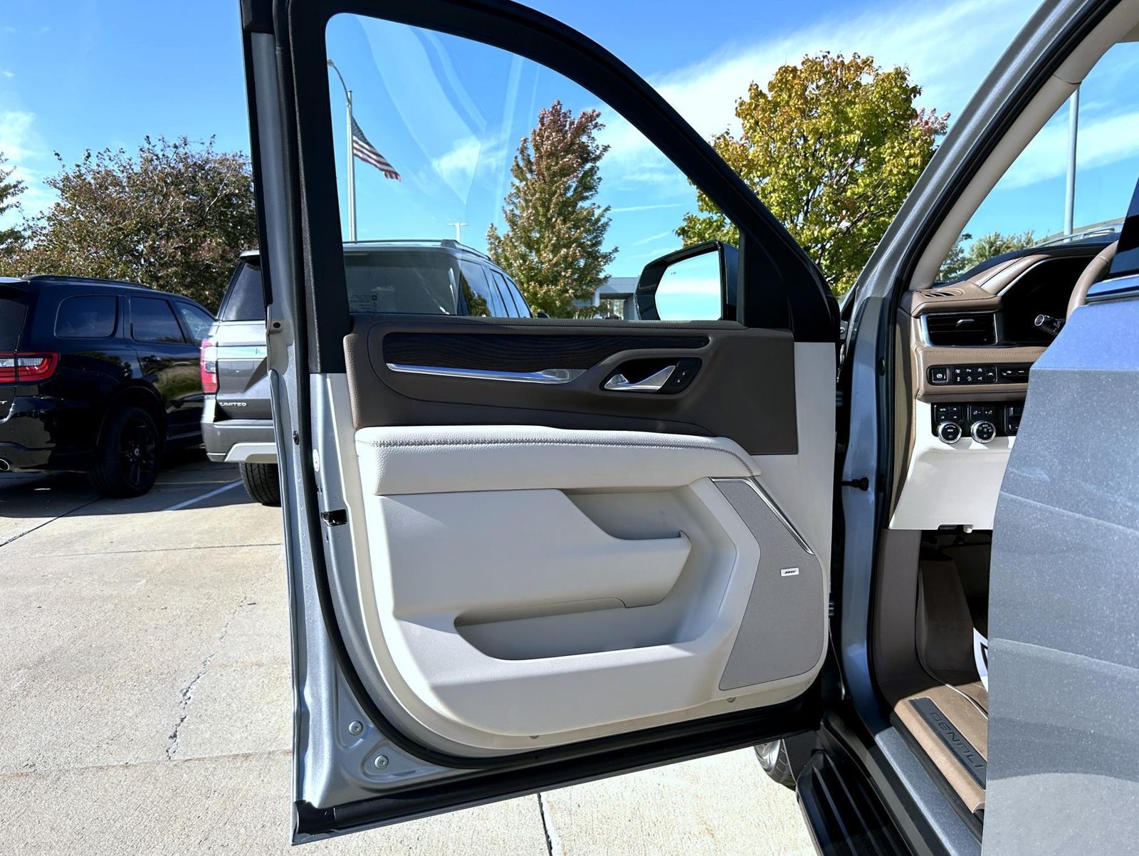 Used 2024 GMC Yukon Denali w/ Advanced Technology Package AWD/4WD image 15