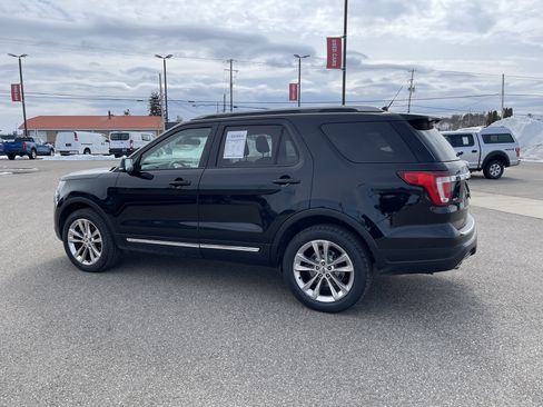 Used 2018 Ford Explorer XLT w/ Equipment Group 202A image 3
