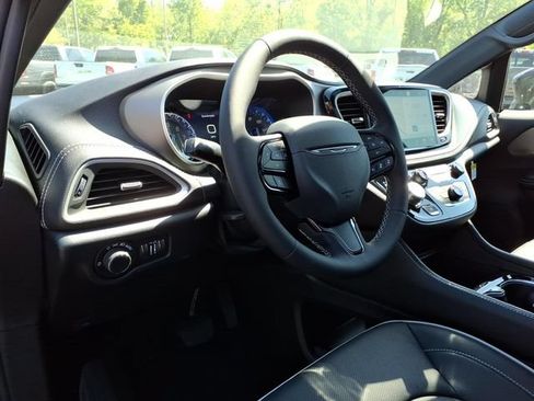 New 2027 Chrysler Pacifica Limited w/ S Appearance Package FWD image 14