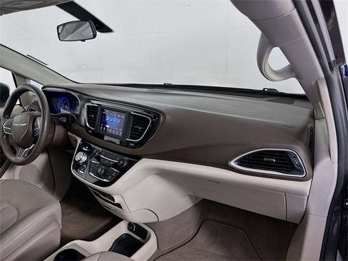 Used 2020 Chrysler Voyager LX image 28