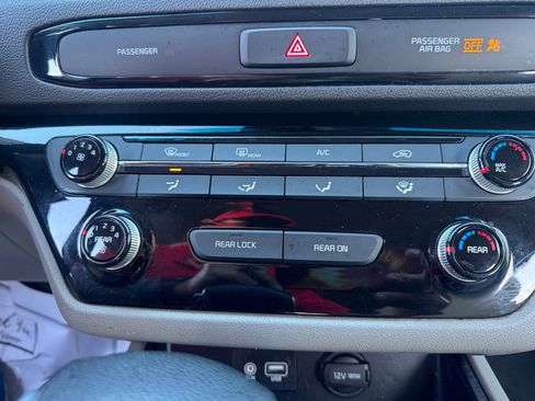 Used 2019 Kia Sedona L image 12