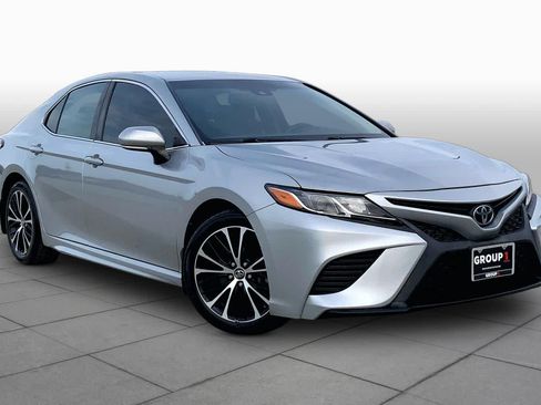 Used 2018 Toyota Camry SE w/ Convenience Package FWD image 3