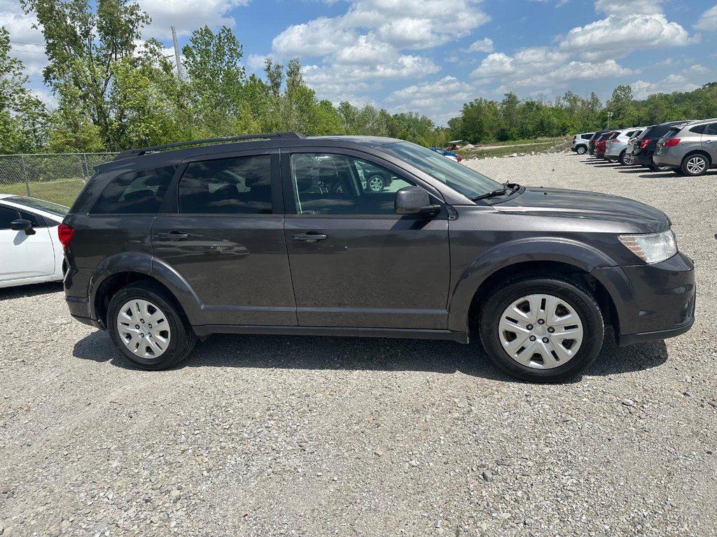 Used 2019 Dodge Journey SE w/ Connectivity Group FWD image 2