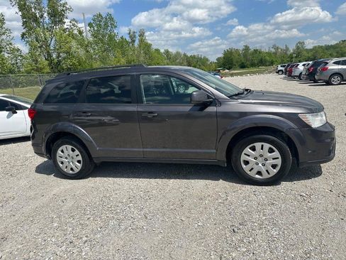 Used 2019 Dodge Journey SE w/ Connectivity Group FWD image 2