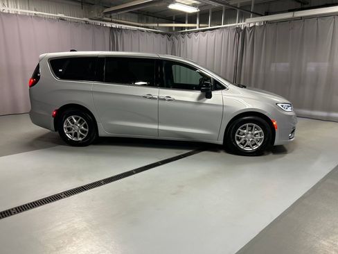 New 2026 Chrysler Pacifica Select image 8