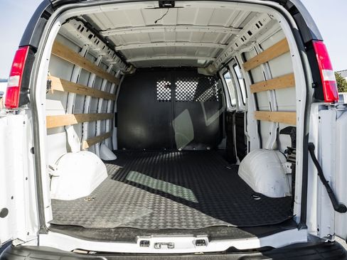 Used 2023 GMC Savana 2500 image 10