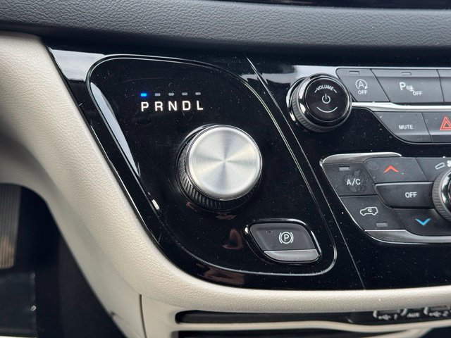 Used 2023 Chrysler Pacifica Touring-L FWD image 19