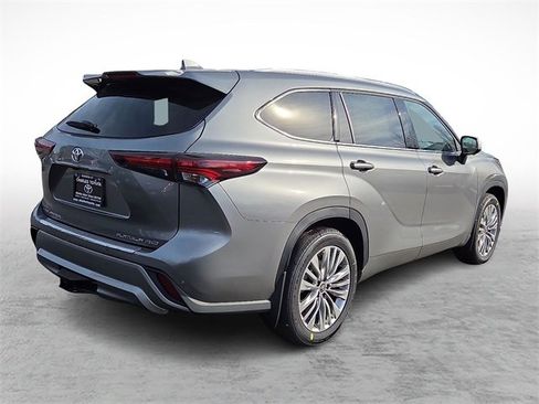 New 2026 Toyota Highlander Platinum image 4