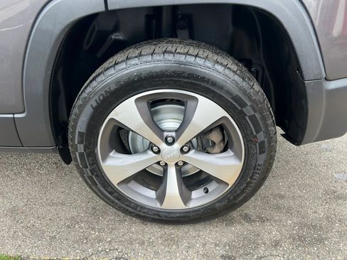 Used 2020 Jeep Cherokee Limited AWD/4WD image 11