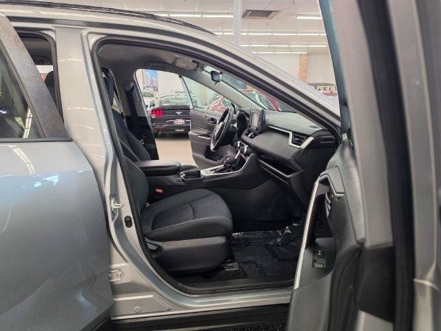 Used 2019 Toyota RAV4 LE w/ Carpet Mat Package FWD image 33