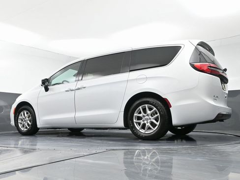 Used 2024 Chrysler Pacifica Touring-L image 51