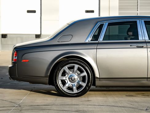 Used 2014 Rolls-Royce Phantom Sedan image 16