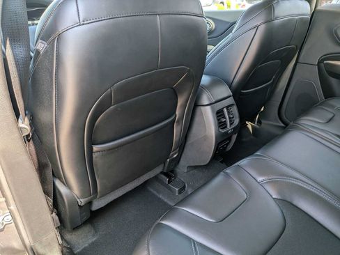 Used 2019 Jeep Cherokee Latitude Plus AWD/4WD image 17