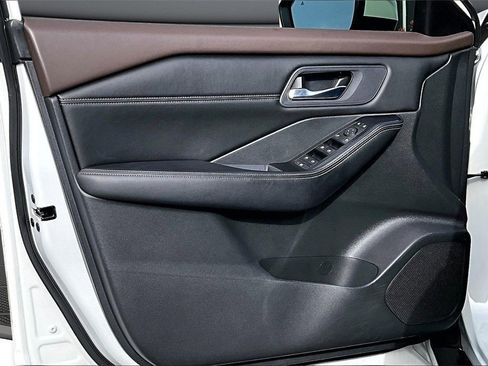 Used 2023 Nissan Rogue SV w/ SV Premium Package image 19