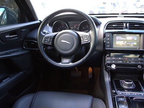 Used 2018 Jaguar XE Premium image 34