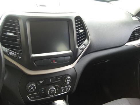 Used 2015 Jeep Cherokee Latitude FWD image 9