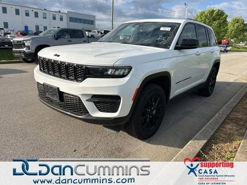 Used 2025 Jeep Grand Cherokee Altitude image 1