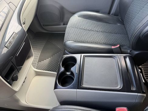Used 2013 Toyota Sienna SE FWD image 18