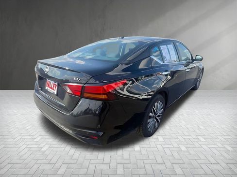 Used 2024 Nissan Altima 2.5 SV FWD image 3