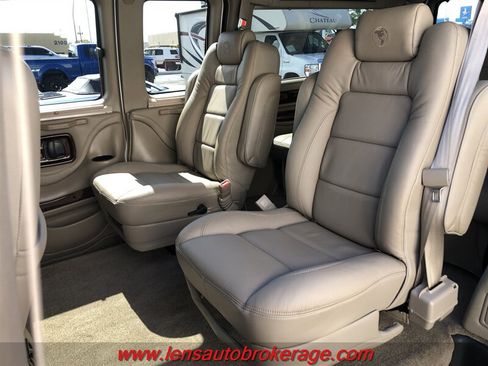 Used 2010 Chevrolet Express 1500 w/ Preferred Equipment Group RWD image 17