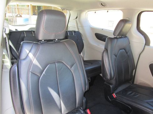 Used 2017 Chrysler Pacifica Touring-L FWD image 22