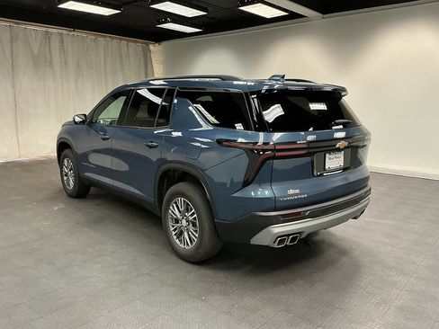 Used 2025 Chevrolet Traverse LT w/ Driver Confidence Package FWD image 3