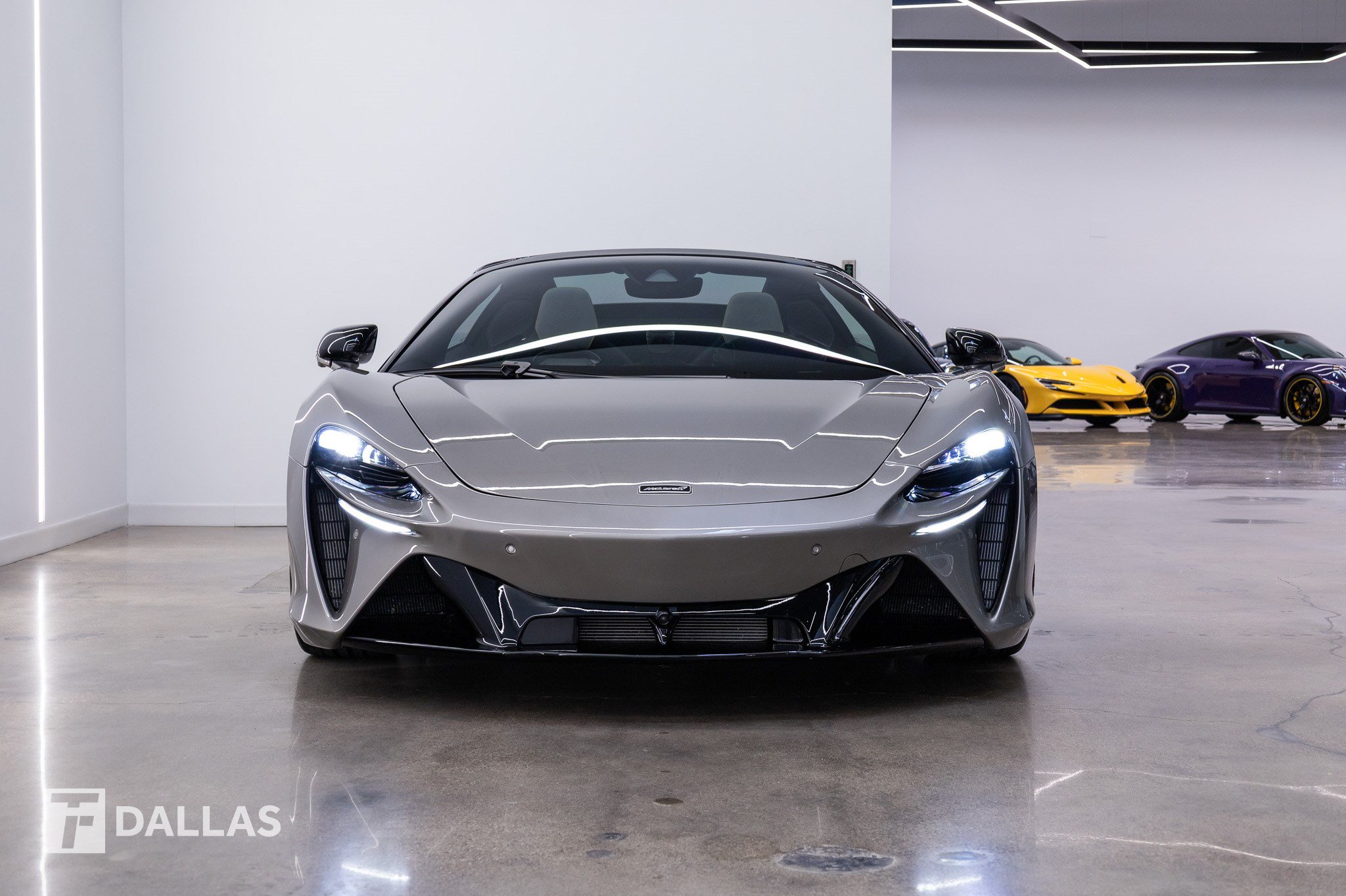 Used 2025 McLaren Artura Spider RWD image 18