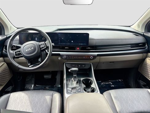 Used 2025 Kia Carnival FWD image 24