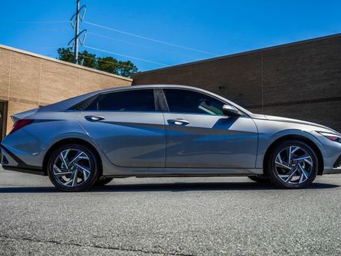 Used 2025 Hyundai Elantra Limited FWD image 6