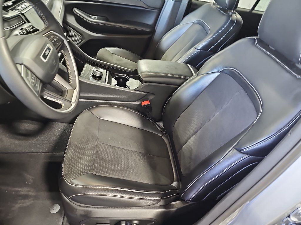 Used 2023 Jeep Grand Cherokee Altitude AWD/4WD image 14