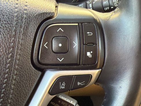 Used 2019 Toyota Highlander XLE FWD image 18