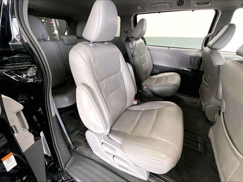 Used 2019 Toyota Sienna XLE w/ XLE Navigation Package FWD image 28