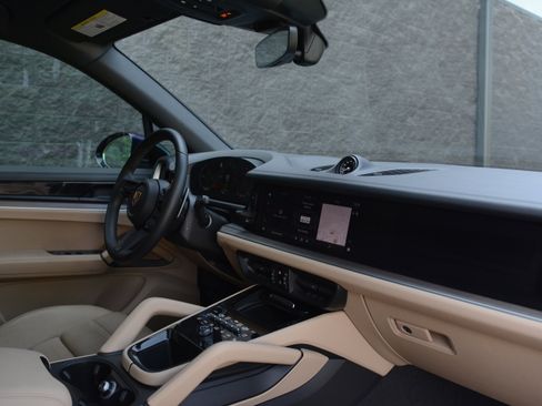 Certified 2025 Porsche Cayenne Coupe AWD/4WD image 28