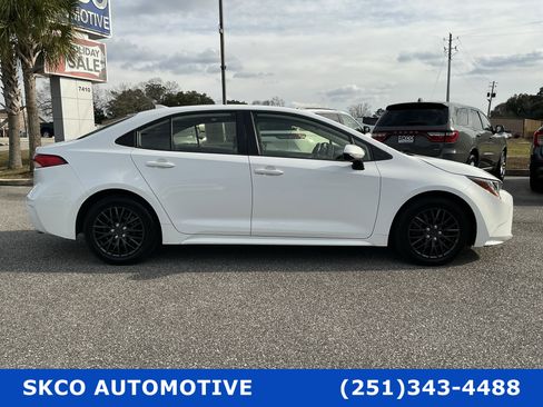 Used 2021 Toyota Corolla LE image 6