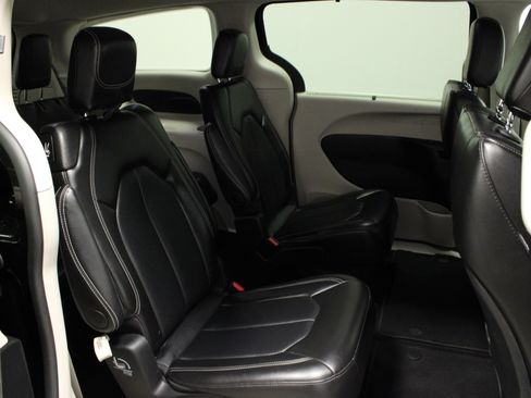 Used 2024 Chrysler Pacifica Touring-L image 16