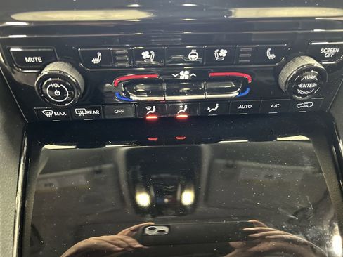 Used 2023 Jeep Grand Cherokee Limited w/ Luxury Tech Group II AWD/4WD image 17