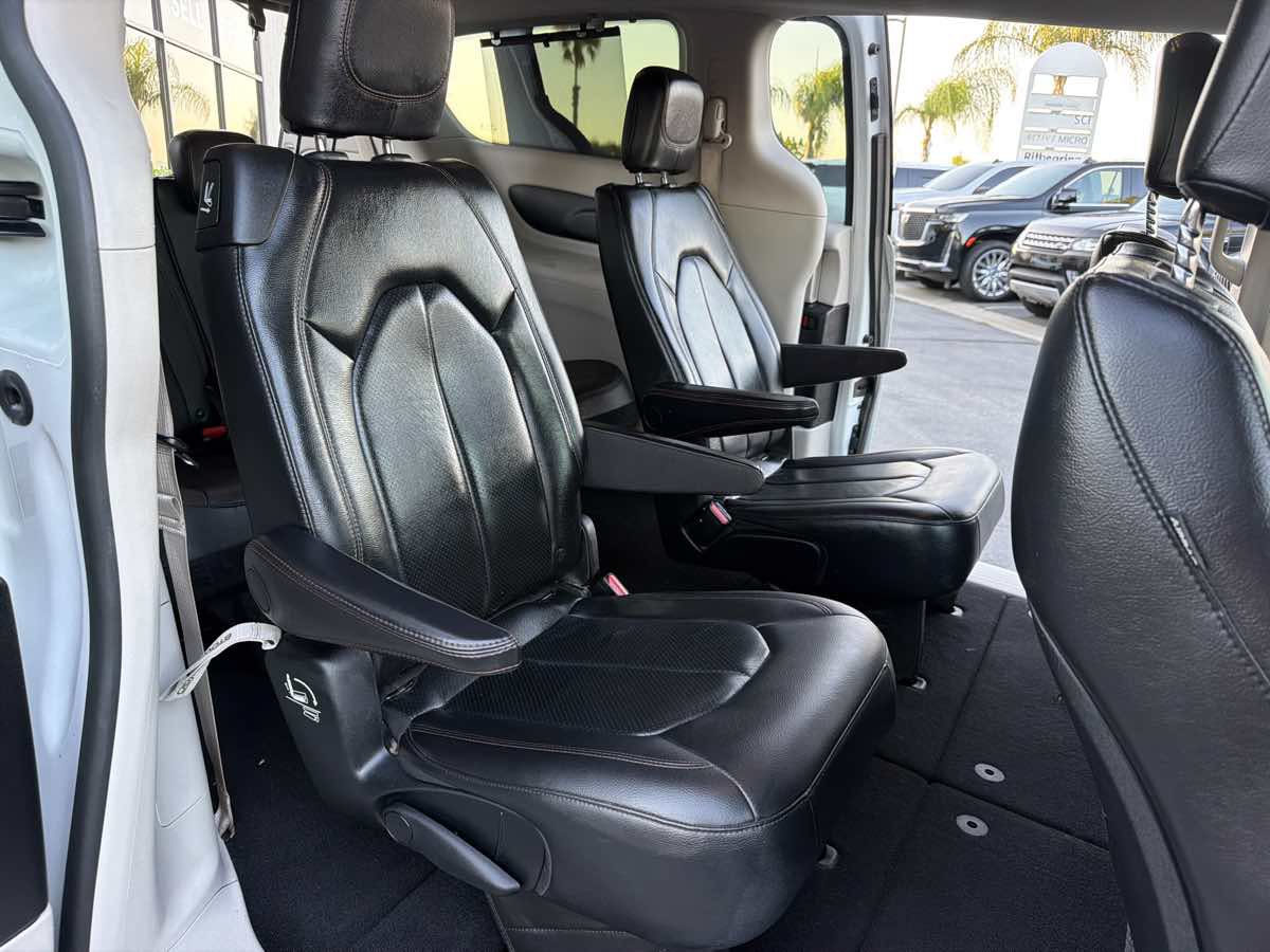 Used 2019 Chrysler Pacifica Touring-L FWD image 22