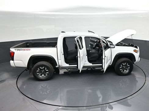 Used 2018 Toyota Tacoma TRD Off-Road w/ Technology Package AWD/4WD image 40