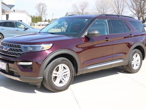 Used 2022 Ford Explorer XLT w/ Equipment Group 202A image 2